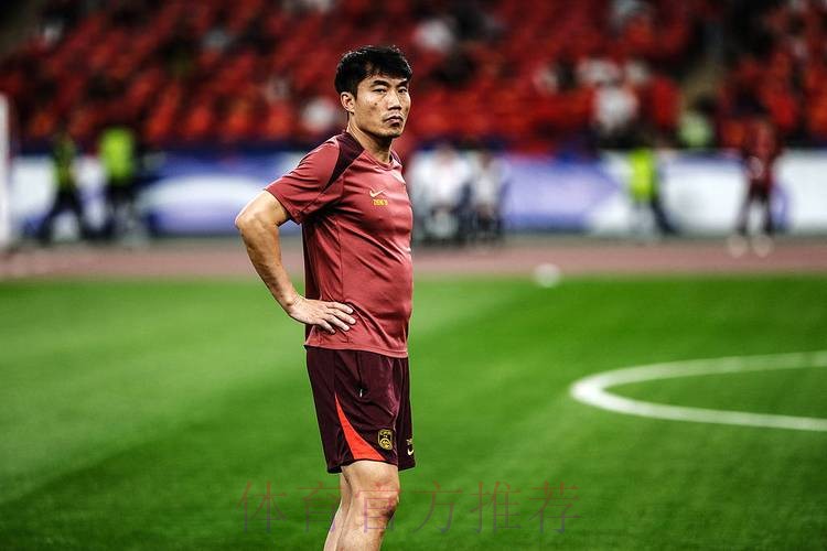 国足队员天津助力校园足球 郑智充当教练员